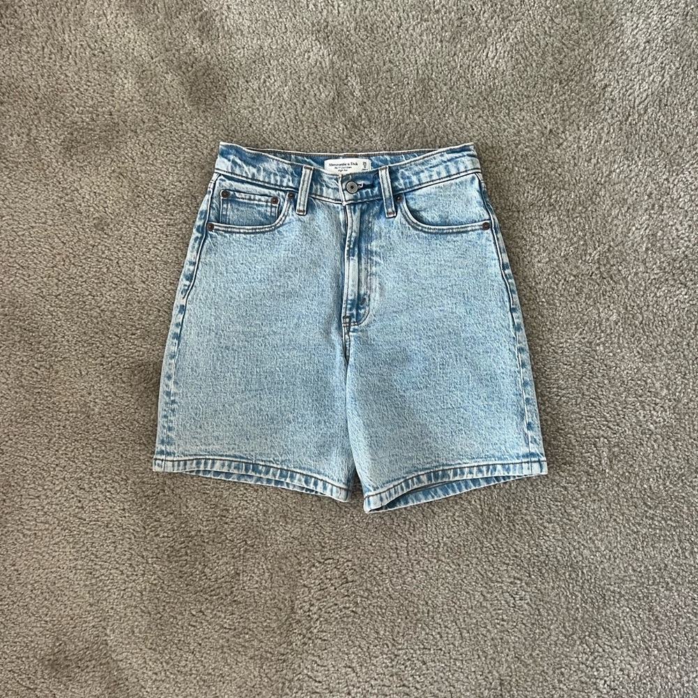 Abercrombie 7” high rise shorts